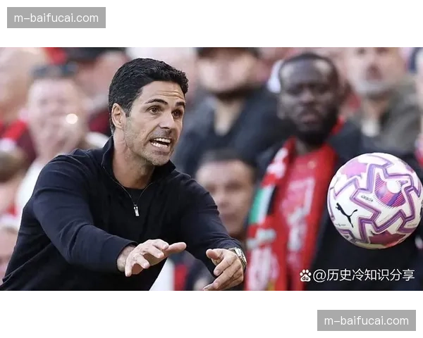 镜头下的阿尔特塔：全场90分钟，他在技术区驻足分析数据报告87次