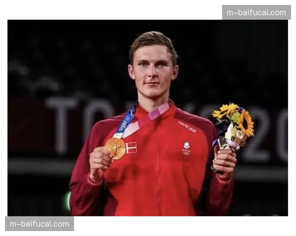 全英赛决赛：安赛龙直落两局胜昆拉武特，实现公开赛时代首个男单四连冠。